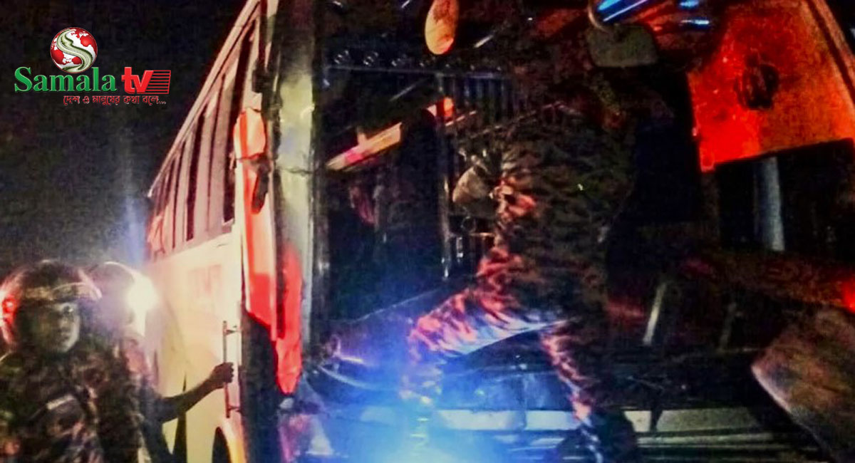দাঁড়িয়ে থাকা ট্রাকের সঙ্গে বাসের ধাক্কা, আহত ৮